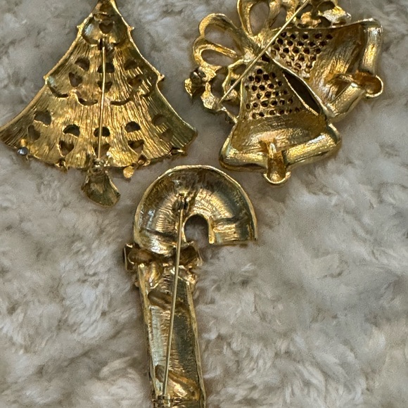 3 Beautiful CHRISTMAS PINS. Cane and tree are  2 1/2” and bells are 2 1/2” wide - Picture 4 of 4